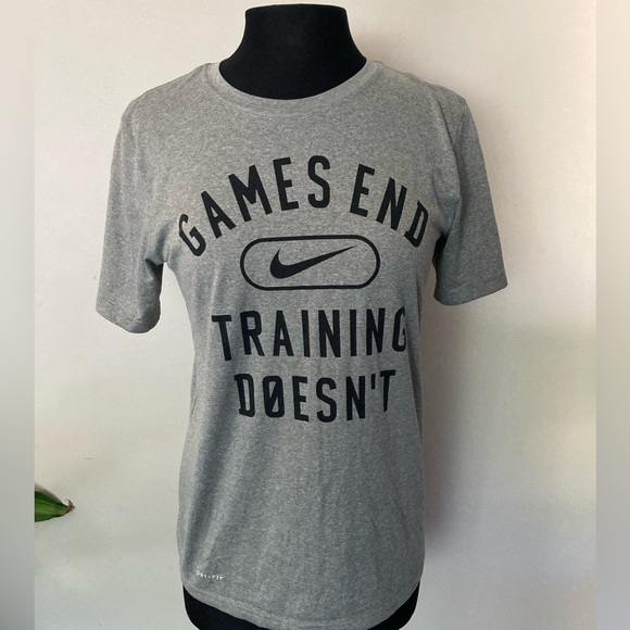 Small Nike Games End Training Doesn't Short Sleeve Gray Graphic Tee T-Shirt - Picture 1 of 4
